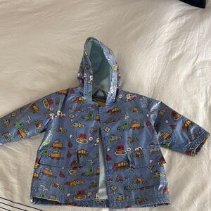 Kids' raincoat with fun trucks print